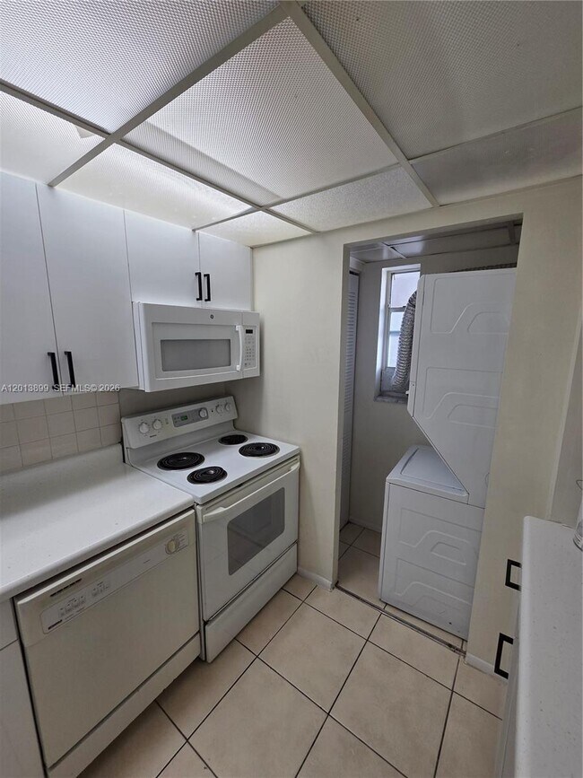 Building Photo - 8051 S Colony Cir