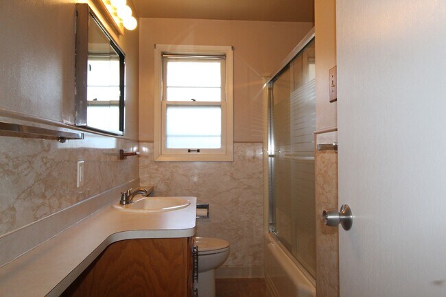 Building Photo - 3123 W Bismark Ave