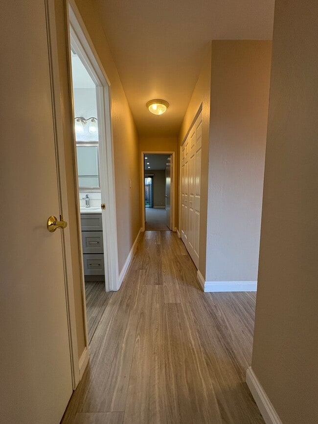 Building Photo - Charming Townhouse Located In Foster City Available Now!