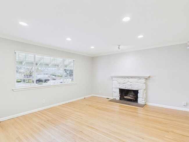 Building Photo - Stunning Turnkey Home in Cambrian!