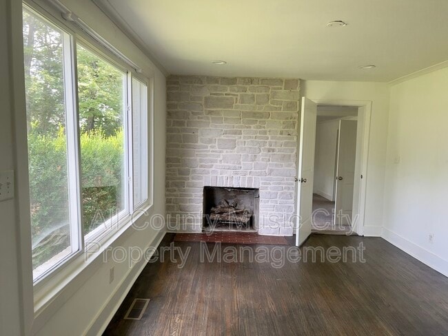 Building Photo - 1013 Chadwell Dr