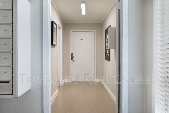 Building Photo - 5858 Century Oaks Dr
