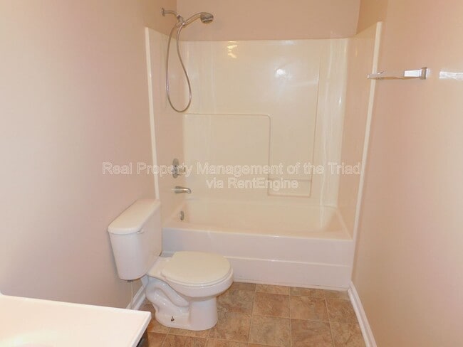 Building Photo - 814 Carrieland Dr