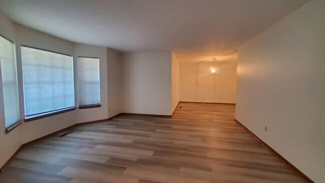 Building Photo - (3) Bed/(2.5) Bath Home on Cul-de-Sac Street AVAIL NOW!