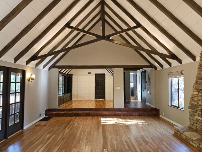 Building Photo - Stunning 1 Bed 1.5 Bath Naglee Park Home W...