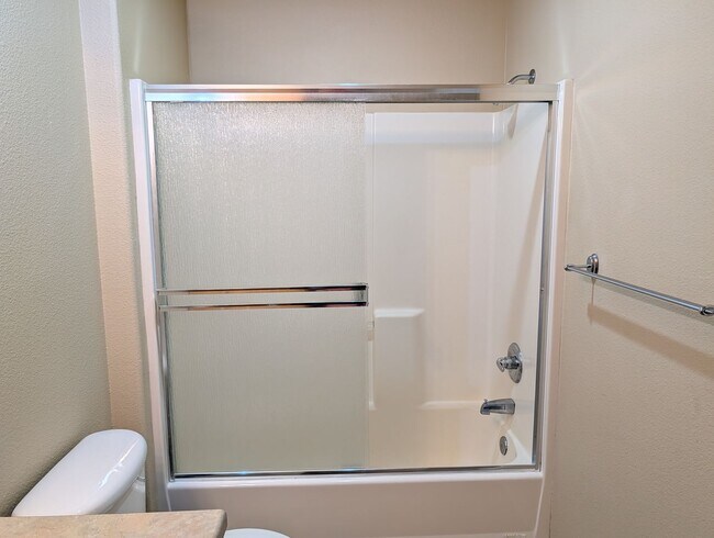 Building Photo - Clean and Updated 2 Bed, 2 Bath Upstairs Apartment in East Medford