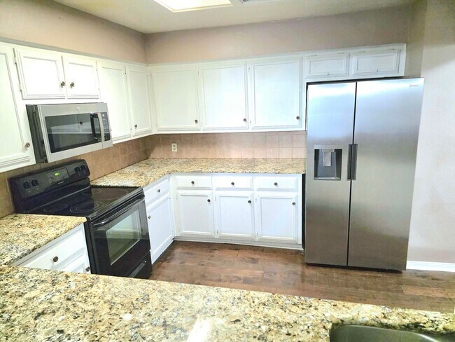 Building Photo - Move In Special $500.00 Security Deposit