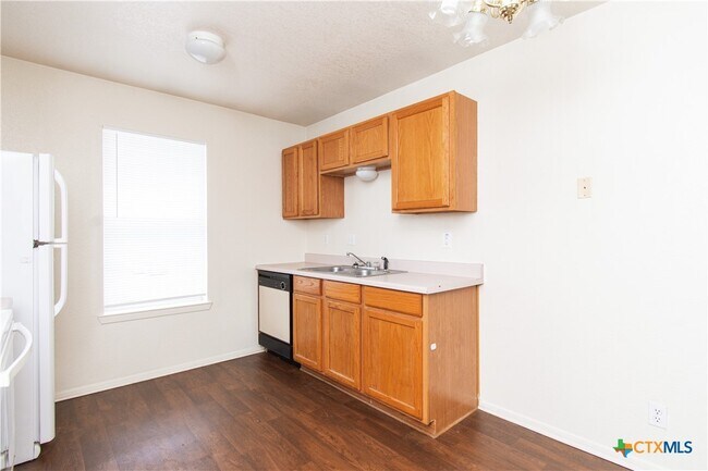 Building Photo - 2014 Cedarhill Dr