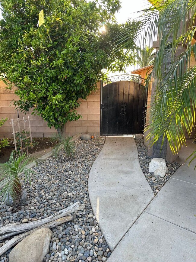 Building Photo - Two story home in Bakersfield