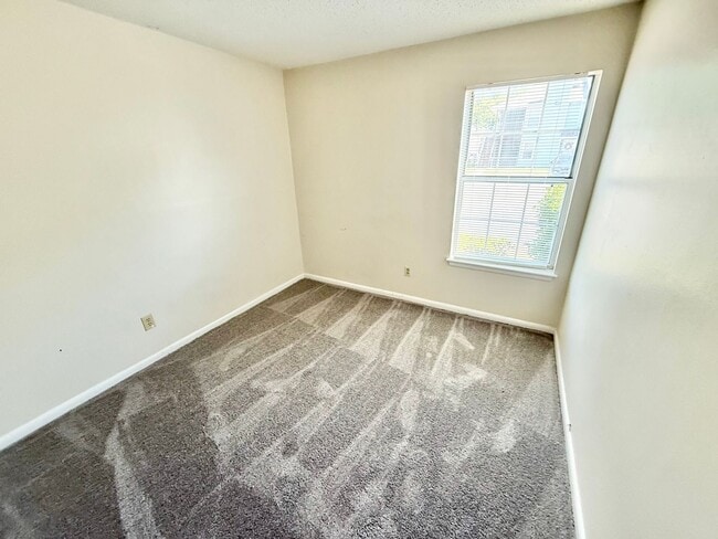 Building Photo - HURRY!!!***2 BED Condo/Downstairs unit/ W,S&T INCLUDED!!