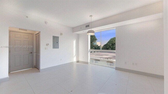 Building Photo - 519 SW 5th Ave