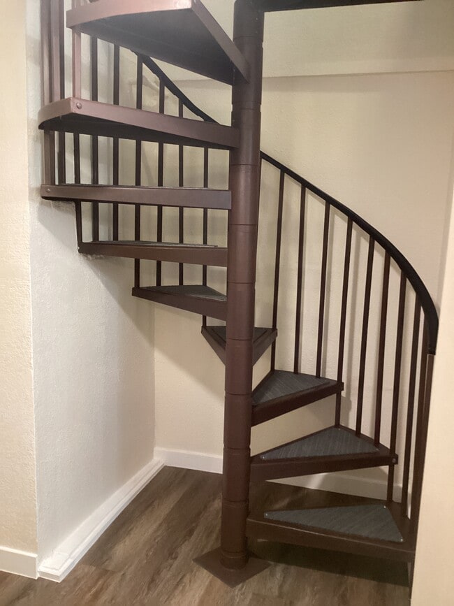 Building Photo - 1102 E 2nd St