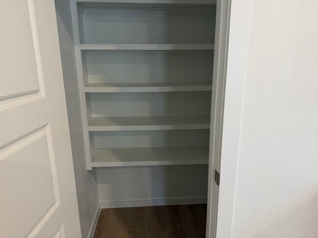 Building Photo - 407 Robin Ct