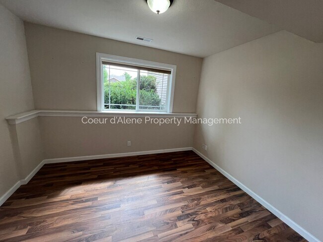 Building Photo - Well Maintained 4 bed house in The Landings