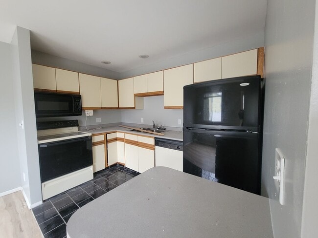 Building Photo - 2bed/1.5bath Condo near Robeson Elementary