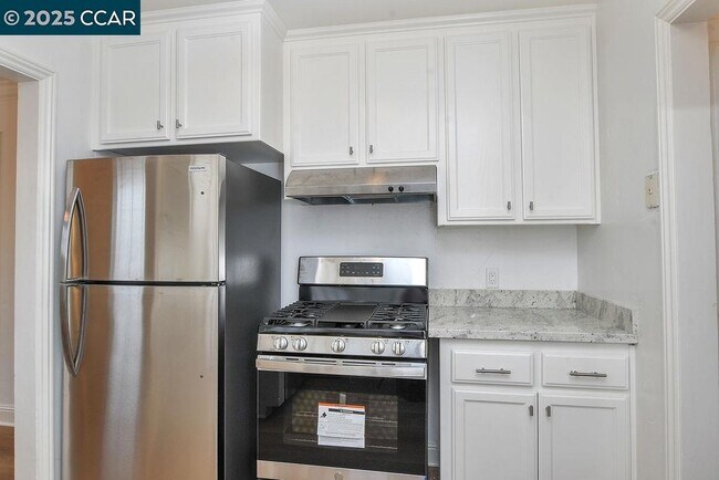 Building Photo - 1830 Pine St