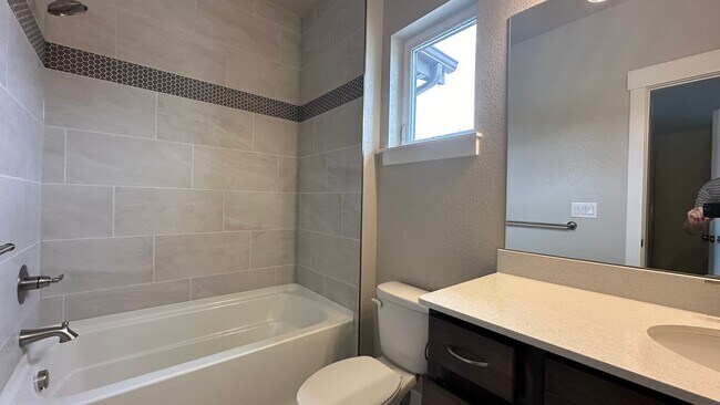 Building Photo - Great Townhouse in Windsor