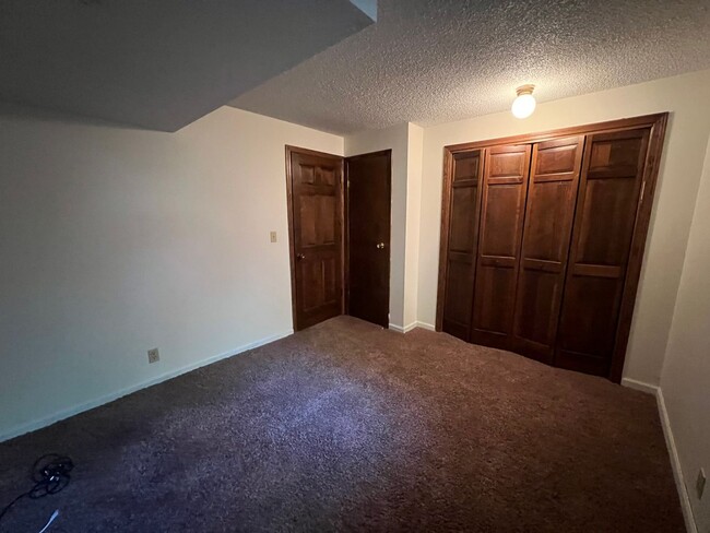 Building Photo - Spacious Townhome w/ Washer & Dryer, Garag...