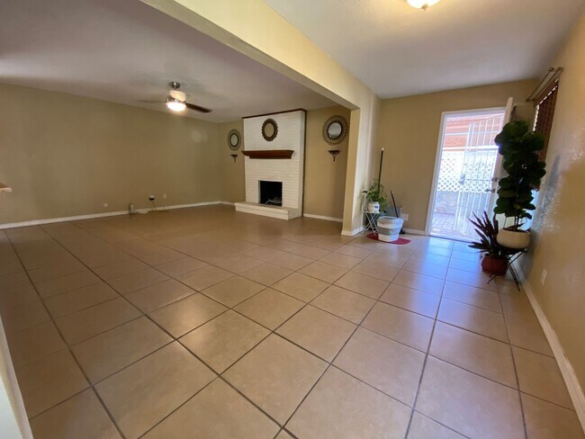 Building Photo - 783 De Leon Dr