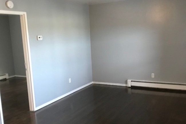 bright large rooms - 821 Central Ave