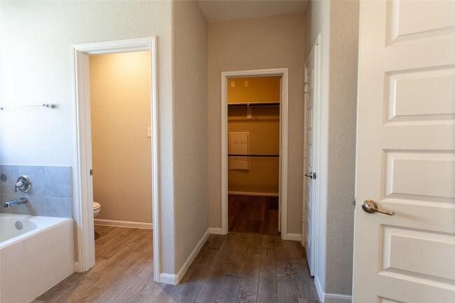 Building Photo - 5826 Euclid Loop