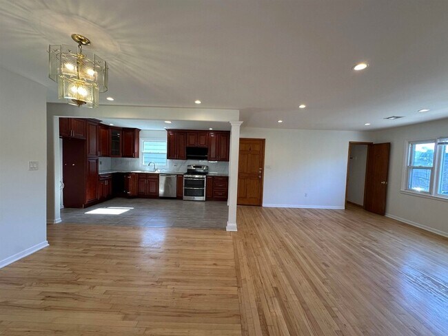 Building Photo - 33 E 51st St