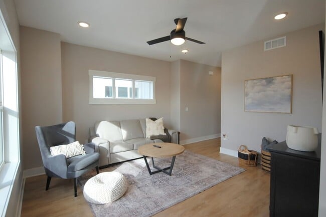Building Photo - 3 Bedroom Golf Course Townhome