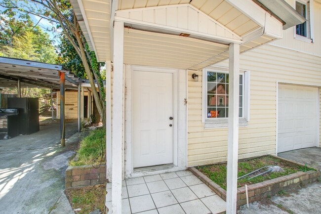 Building Photo - Now Leasing - Charming Renovated 3BR Home Near Downtown Columbia & Major Colleges