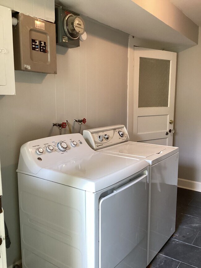 Building Photo - 114 E Jones St