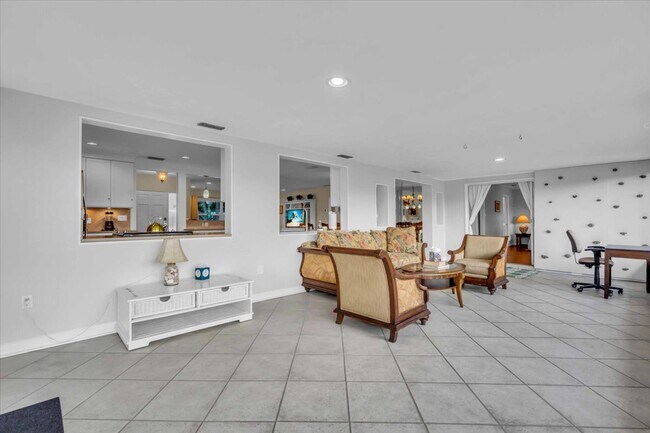 Building Photo - 2732 Valencia Dr