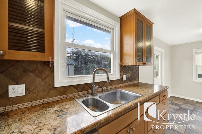 Building Photo - 2420 Alameda St