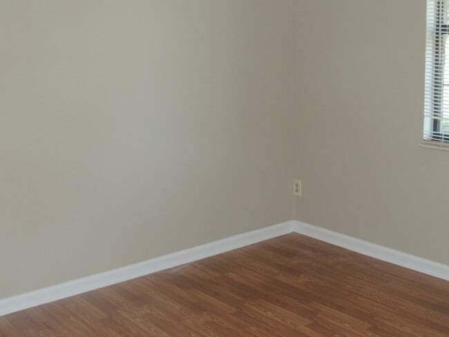 Building Photo - Charming 2-Bed, 2-Bath Townhouse in NW Kno...