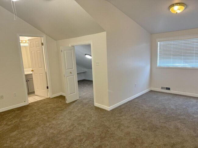 Building Photo - 975 S 250 W St