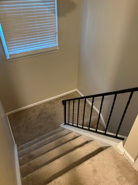 Upstairs landing - 950 Twin Leaf Ct