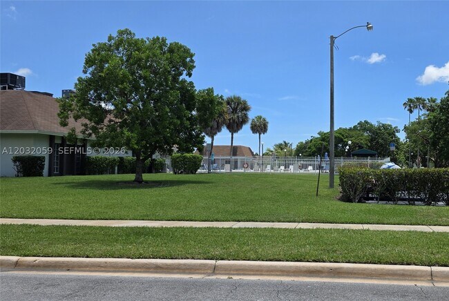 Building Photo - 5510 N Lakewood Cir