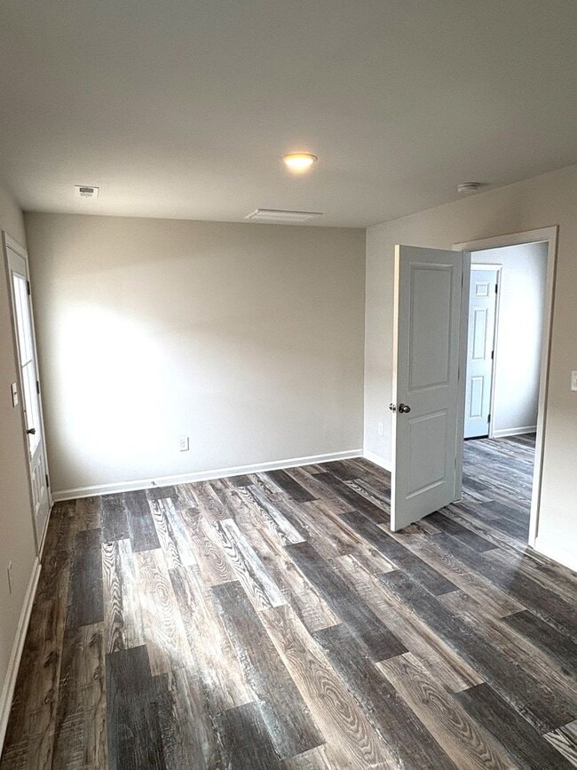 Building Photo - FIRST MONTH FREE - Bright 3BR 2.5BA Home w/ Full Appliance Kitchen • Garage Parking in Mooresville