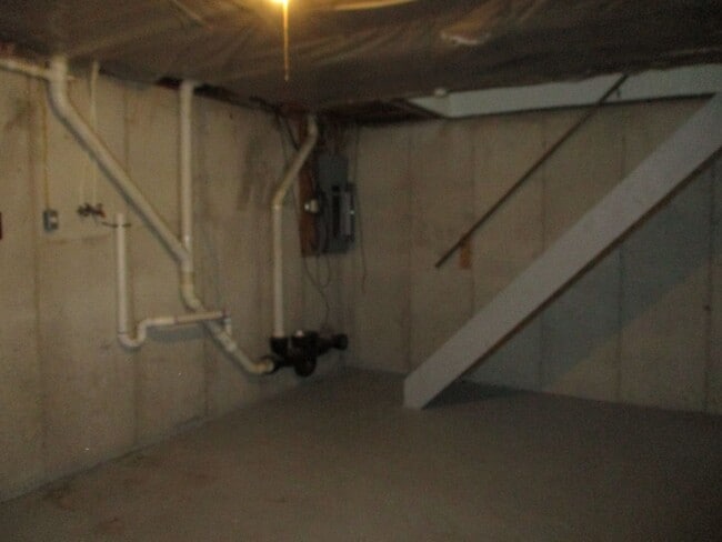 Building Photo - 3 Bedroom Townhouse to call home!
