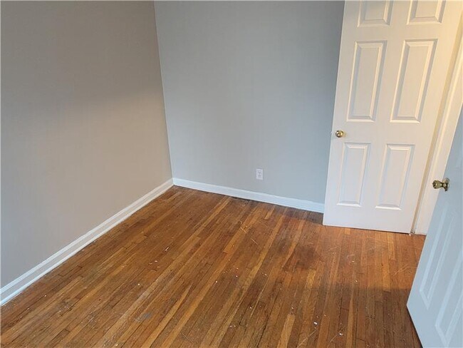 Building Photo - 2983 E Moreland Dr