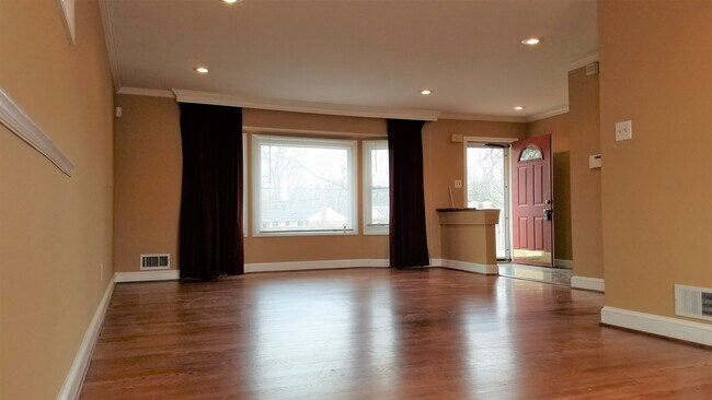 Building Photo - Spacious single family home in established Rockville neighborhood available now!