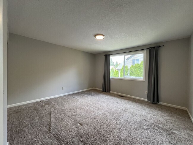 Building Photo - Spacious Milwaukie Home with Bonus Room, Large Fenced Yard and Shed/Workshop