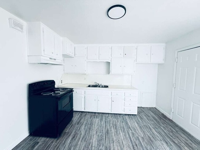 Building Photo - 636 NE 34th St