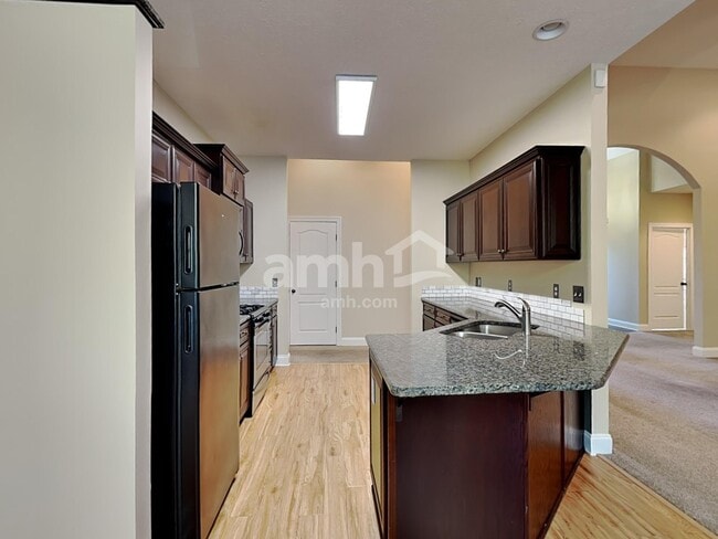 Building Photo - 824 Daybreak Dr