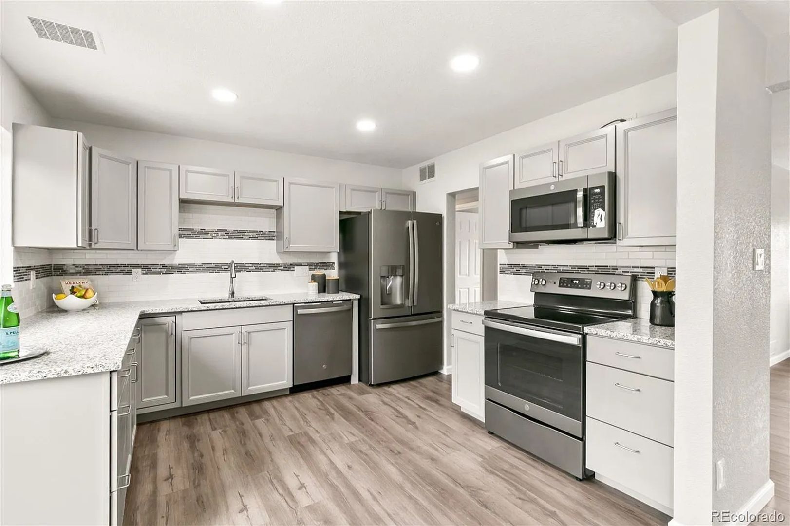 Building Photo - 756 N Revere St