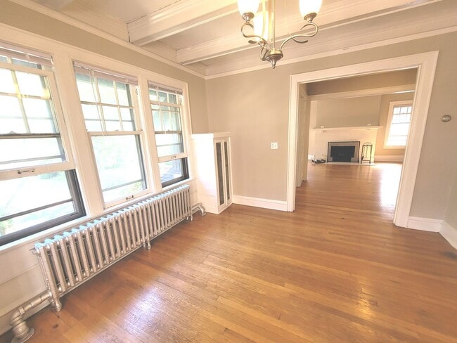 Building Photo - 2541 N Lake Dr