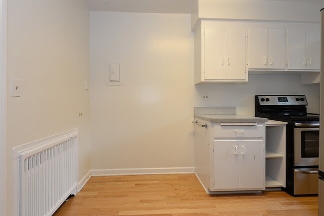 Building Photo - 1402 Hinman Ave