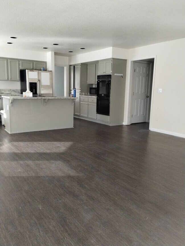 Building Photo - Executive Style Pet Friendly home