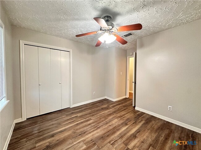 Building Photo - 906 N LBJ Dr