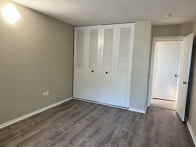 Building Photo - 2 Shrewsbury Green Dr