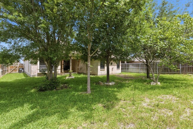 Building Photo - Spacious 3 Bed, 2 Bath House in Edelweiss Gartens Available Now!