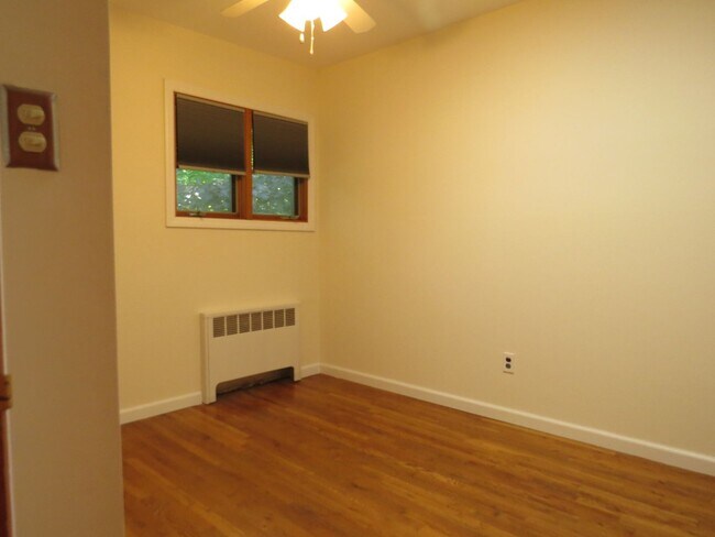 Building Photo - 3 Bedroom Beautiful Ranch